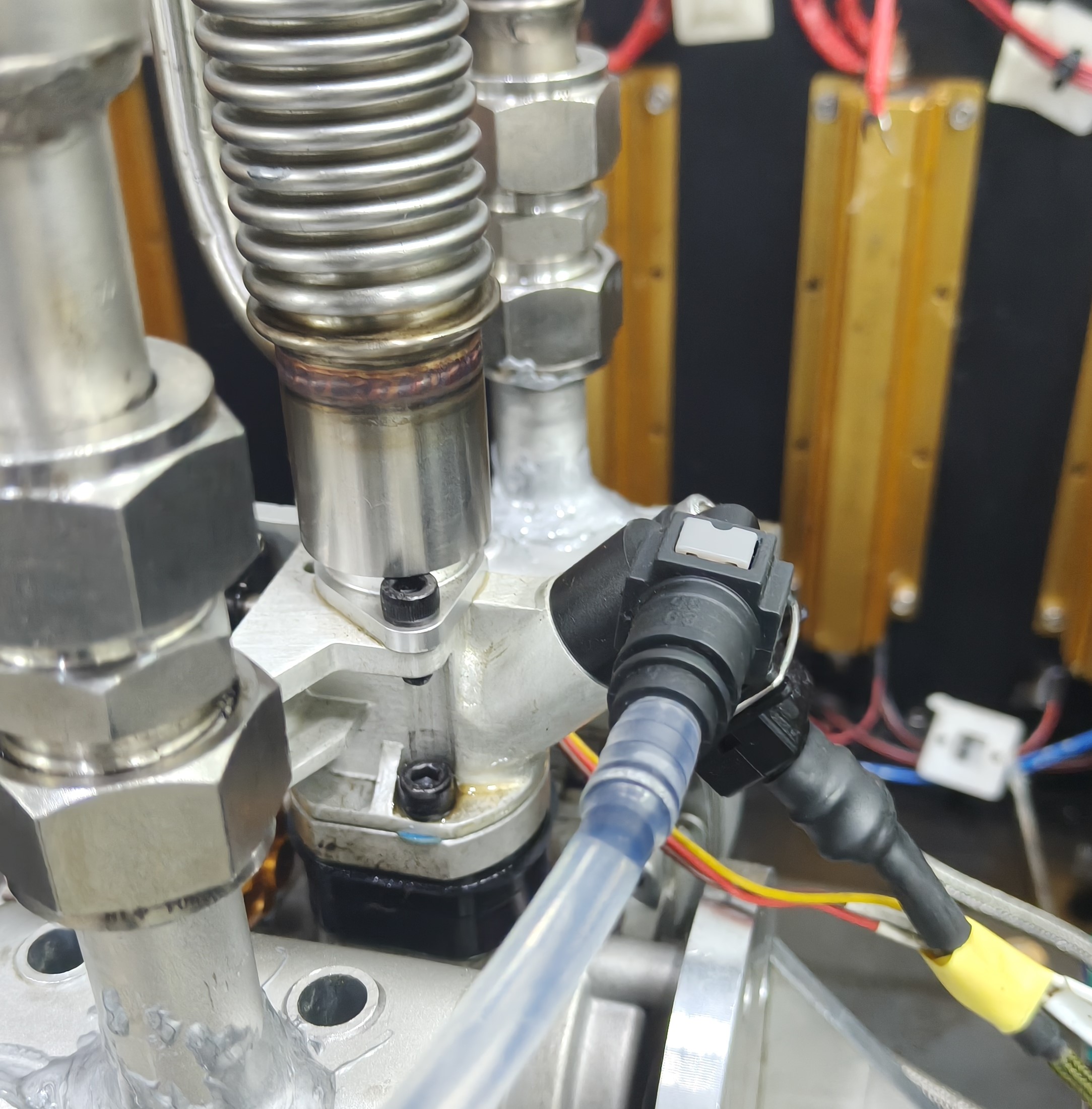 Close-up of the modified cylinder head with the in-cylinder pressure sensor and measurement connection installed